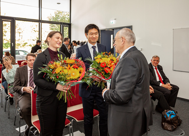 Dr. rer. nat. Sonja Djudjaj und Dr. Yang Shi mit Dr. Bernward Garthoff dem Vorstandsvorsitzenden der Rottendorf Stiftung 