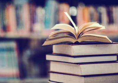 Bücherstapel_offenes Buch_jcomp_freepik