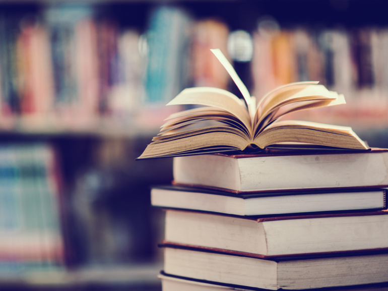 Bücherstapel_offenes Buch_jcomp_freepik