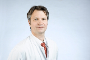 Univ.-Prof. Dr. med. Ulf Neumann ist seit über zehn Jahren Direktor der Klinik für Allgemein-, Viszeral- und Transplantations­chirurgie an der Uniklinik RWTH Aachen und seit Anfang 2016 zusätzlich Leiter der Chirurgie des Universitätsklinikums in Maastricht (UMC+ Maastricht), Niederlande.