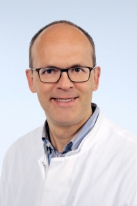 Univ.-Prof. Dr. med. Marcus Möller ist Klinischer Leiter der KFO 5011 und Oberarzt in der Klinik für Nieren- und Hochdruckkrankheiten, Rheumatologische und Immunologische Erkrankungen (Medizinische Klinik II) an der Uniklinik RWTH Aachen. 