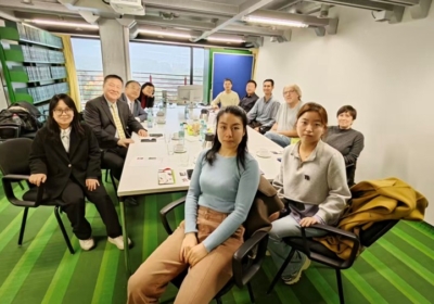 Erstes Treffen zur Initiierung einer formellen Partnerschaft zwischen der Uniklinik RWTH Aachen und der Huazhong Agricultural University (China). Im Uhrzeigersinn, von links nach rechts: Prof. Nanyan Deng, Prof. Guoxun. Chen, Jingqun Fan, Dr. Caihua. Dong, Nan Wang, Rui Zhang, Stefan Räder, Prof. Ralf Weiskirchen, Eliana Lemos, Yurui Wang und Ying Wang.