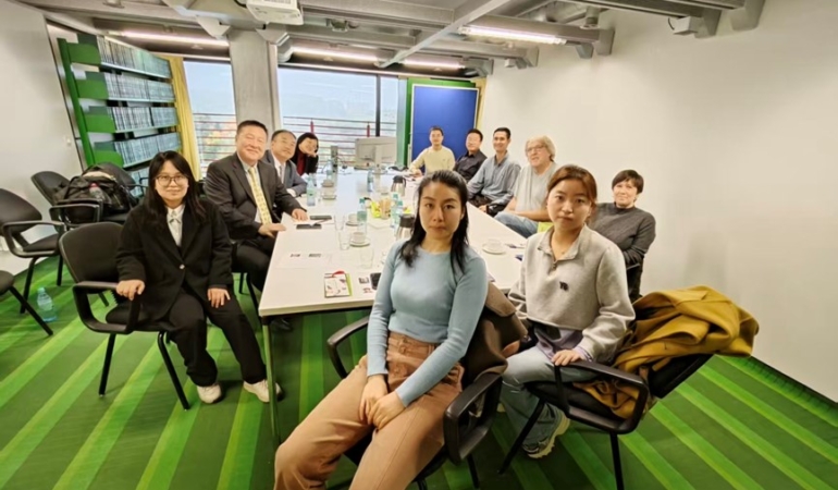 Erstes Treffen zur Initiierung einer formellen Partnerschaft zwischen der Uniklinik RWTH Aachen und der Huazhong Agricultural University (China). Im Uhrzeigersinn, von links nach rechts: Prof. Nanyan Deng, Prof. Guoxun. Chen, Jingqun Fan, Dr. Caihua. Dong, Nan Wang, Rui Zhang, Stefan Räder, Prof. Ralf Weiskirchen, Eliana Lemos, Yurui Wang und Ying Wang.