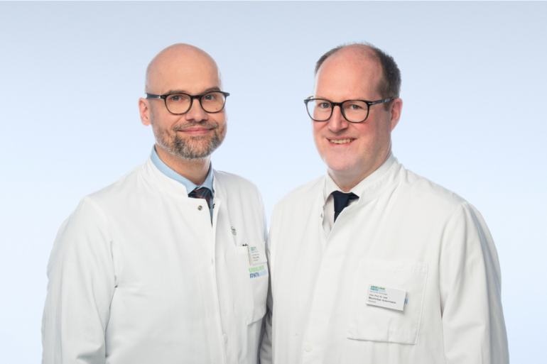 20260317_Gruppenfoto_Jonigk,Ackermann_01_blau